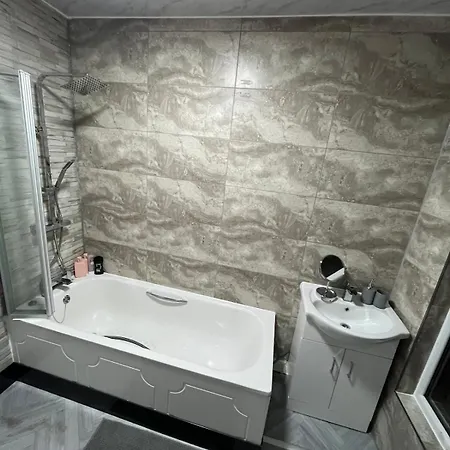 Leeds Getaway 1# Holiday home *